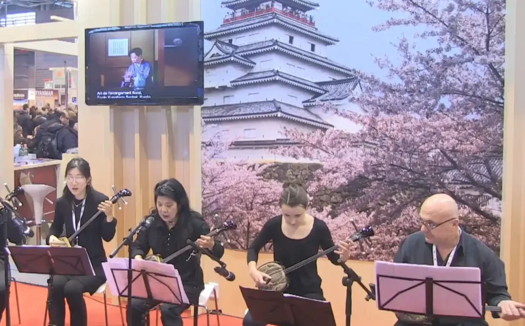 groupe du sanshin club okinawa europe lors d'un spetacle à la Japon expo Groupe du sanshin club okinawa europe lors d'un spetacle à la japon expo