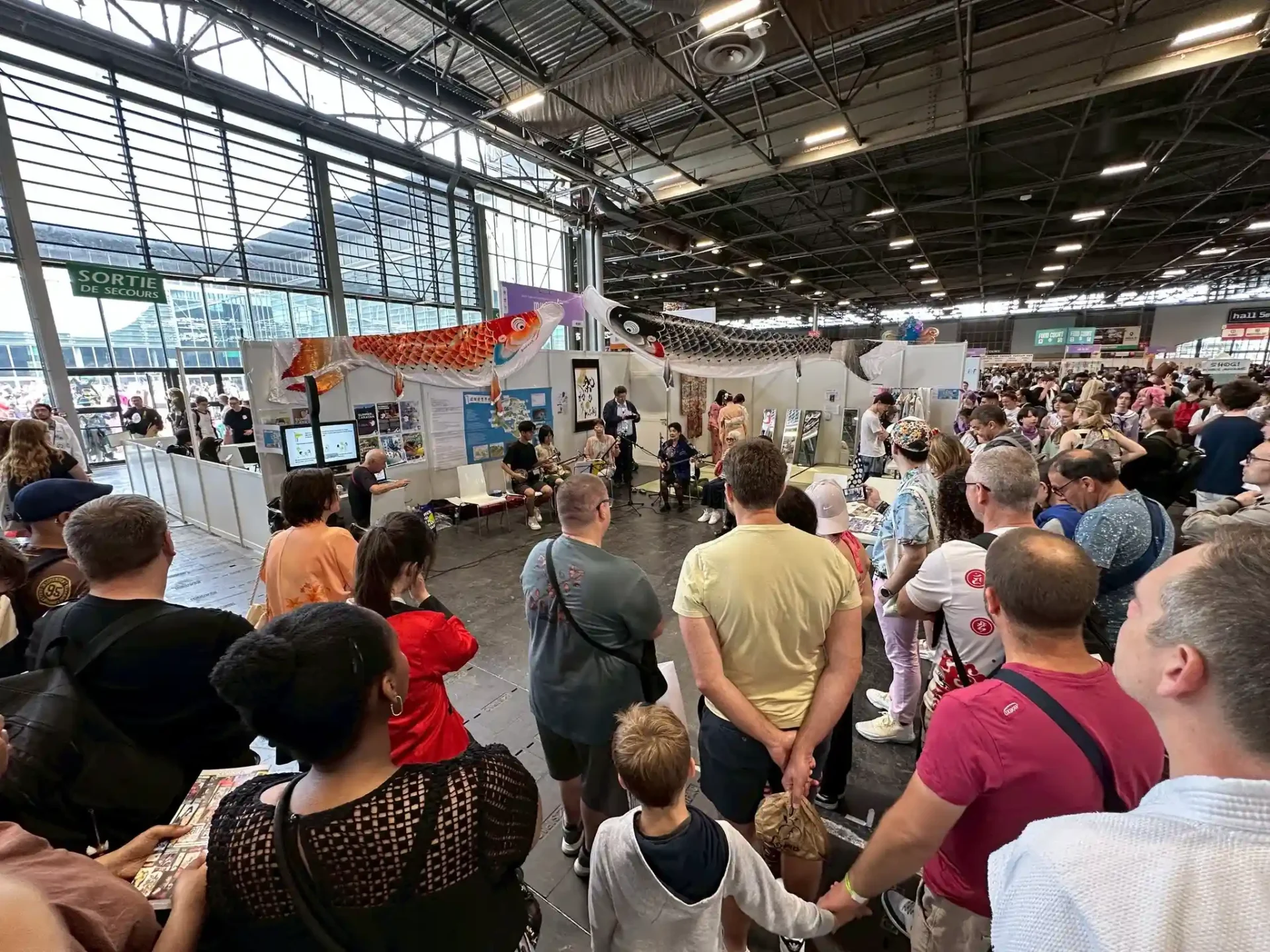 Membres du Club de Sanshin Okinawa Europe en performance à la Japan Expo 2025, mettant en valeur la musique et la culture d’Okinawa