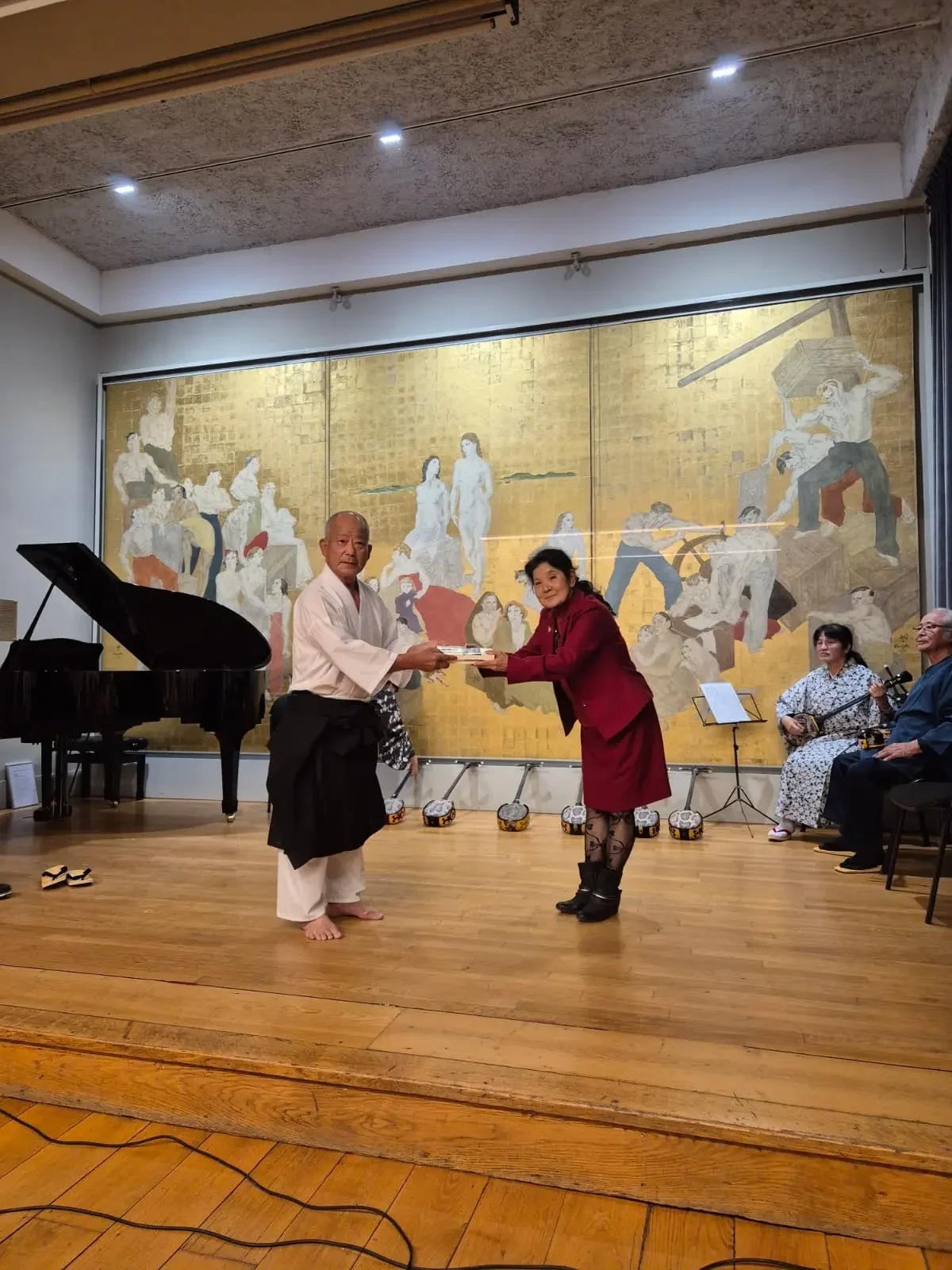 Cérémonie de remise de sanshins à Okinawa Fiesta 2024 en l'honneur de Mme Kudaka Yasuko