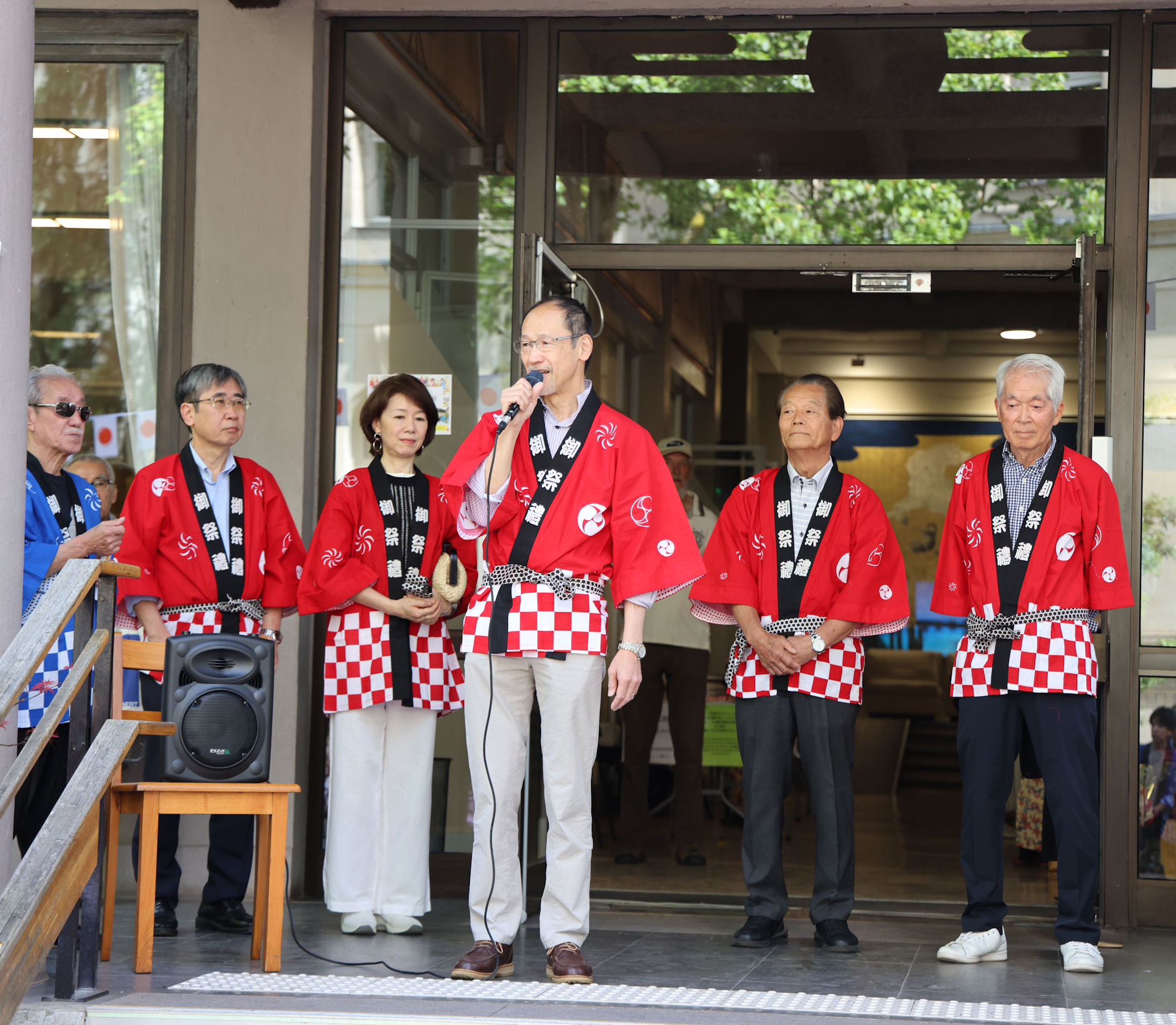 Discours d’ouverture à la Fête du Japon 2026 à la Maison du Japon à Paris, avec les organisateurs en happi rouges devant l’entrée